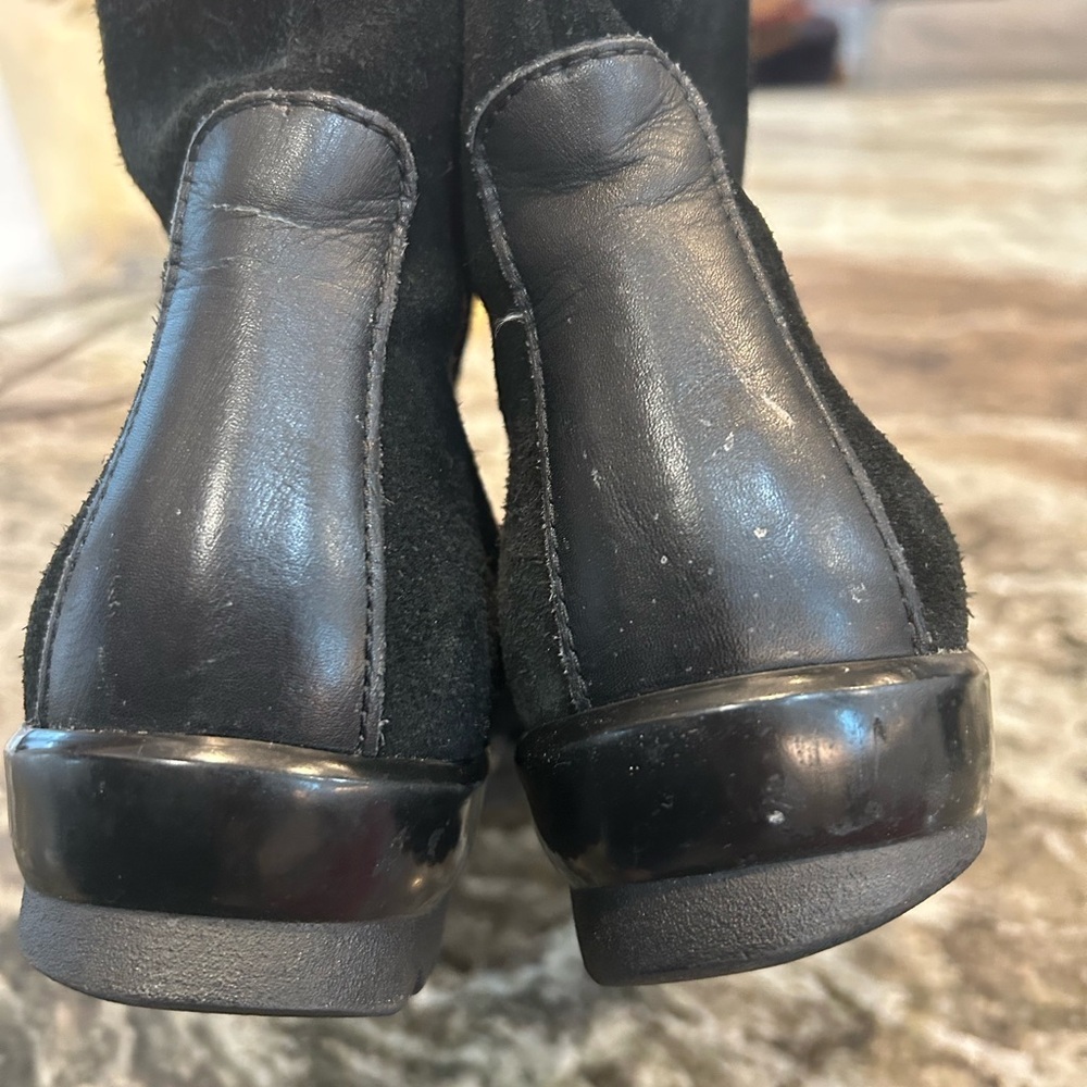 La CANADIENNE Black suede Ankle Boot, 6.5, soft lining. Has wear/stains but GUC - Picture 9 of 11